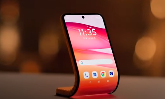 (VIDEO) Motorola predstavila prototip savijajućeg telefona - Moći će se nositi i kao narukvica