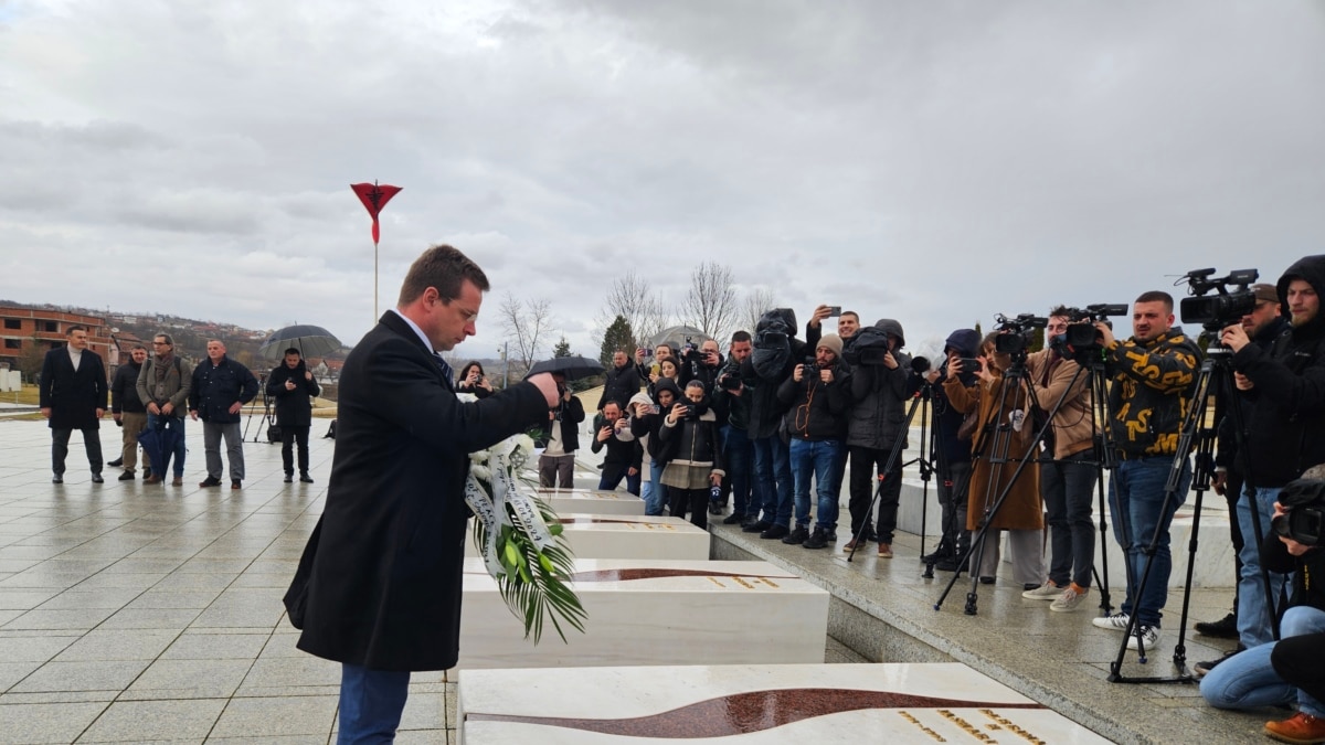 Advokat iz Srbije polaže cveće na grob Bljerine Jašari u Prekazu