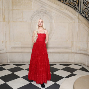 Grunge estetika vladaće na proleće 2024: Anya Taylor Joy u cherry red haljini