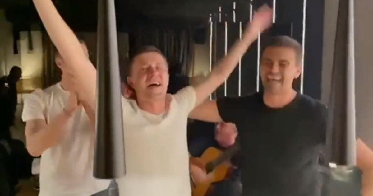 Saša Ilić peva i plače u kafani, dok mu sviraju Partizanovu pesmu: Grobarima će krenuti suze od moćnog snimka!