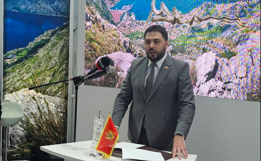 (VIDEO) IZGUBLJENI U PREVODU: Ministar turizma Martinović zatečenim tur operatorima držao govor na tečnom crnogorskom jeziku &#8211; DA GA SVI RAZUMIJU