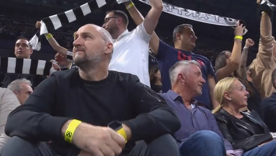 GRMELA JE ARENA: Ovako su "grobari" reagovali kada su videli da su Toni Kukoč i Dino Rađa došli na meč Partizan - Olimpijakos (VIDEO)