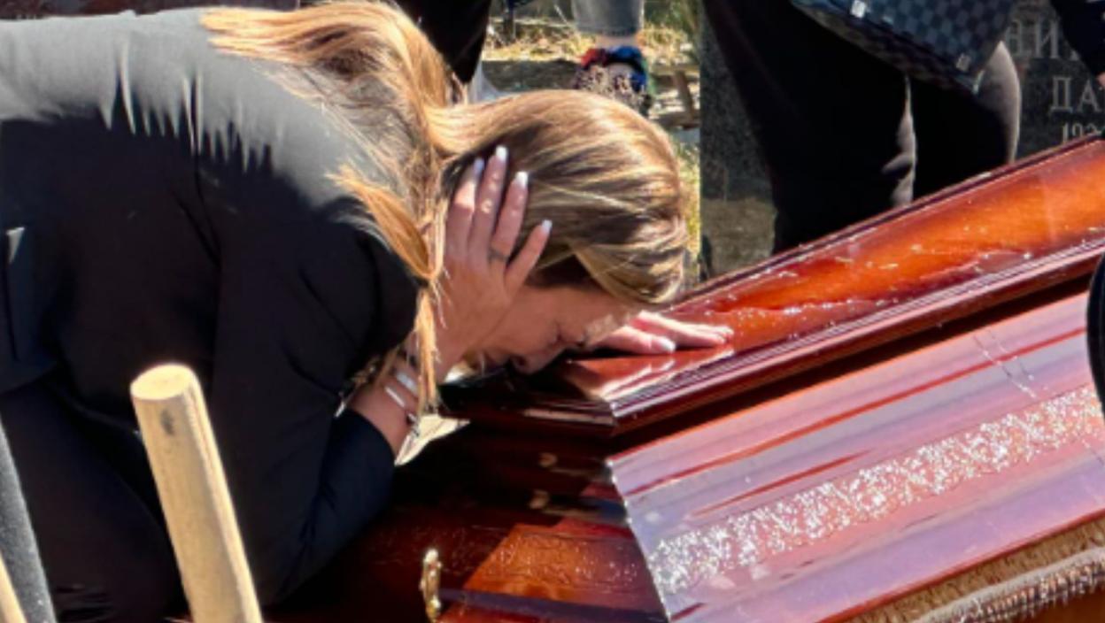 Milena Kačavenda u suzama pala preko majčinog sanduka: Prizor od kog puca srce, zadrugarka RIDA NA SAV GLAS i ljubi kovčeg