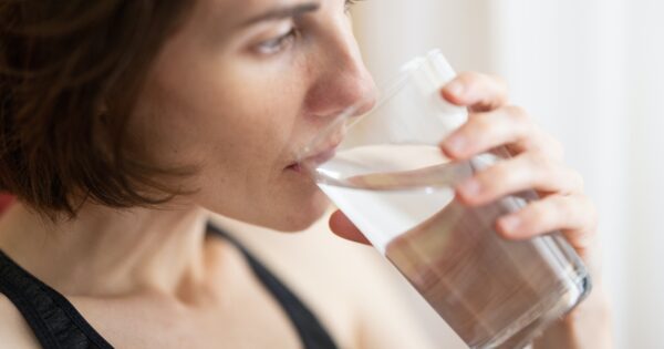 Svako jutro pre doručka pila je čašu vode sa sodom bikarbonom: Evo šta joj se desilo sa telom posle 7 dana