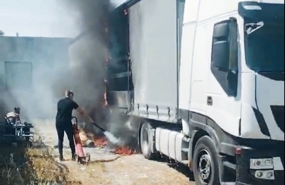 Eksplozija u kamionu na parkingu u Kumarevu kod Leskovca, vozač zadobio velike opekotine (video) - JuGmedia
