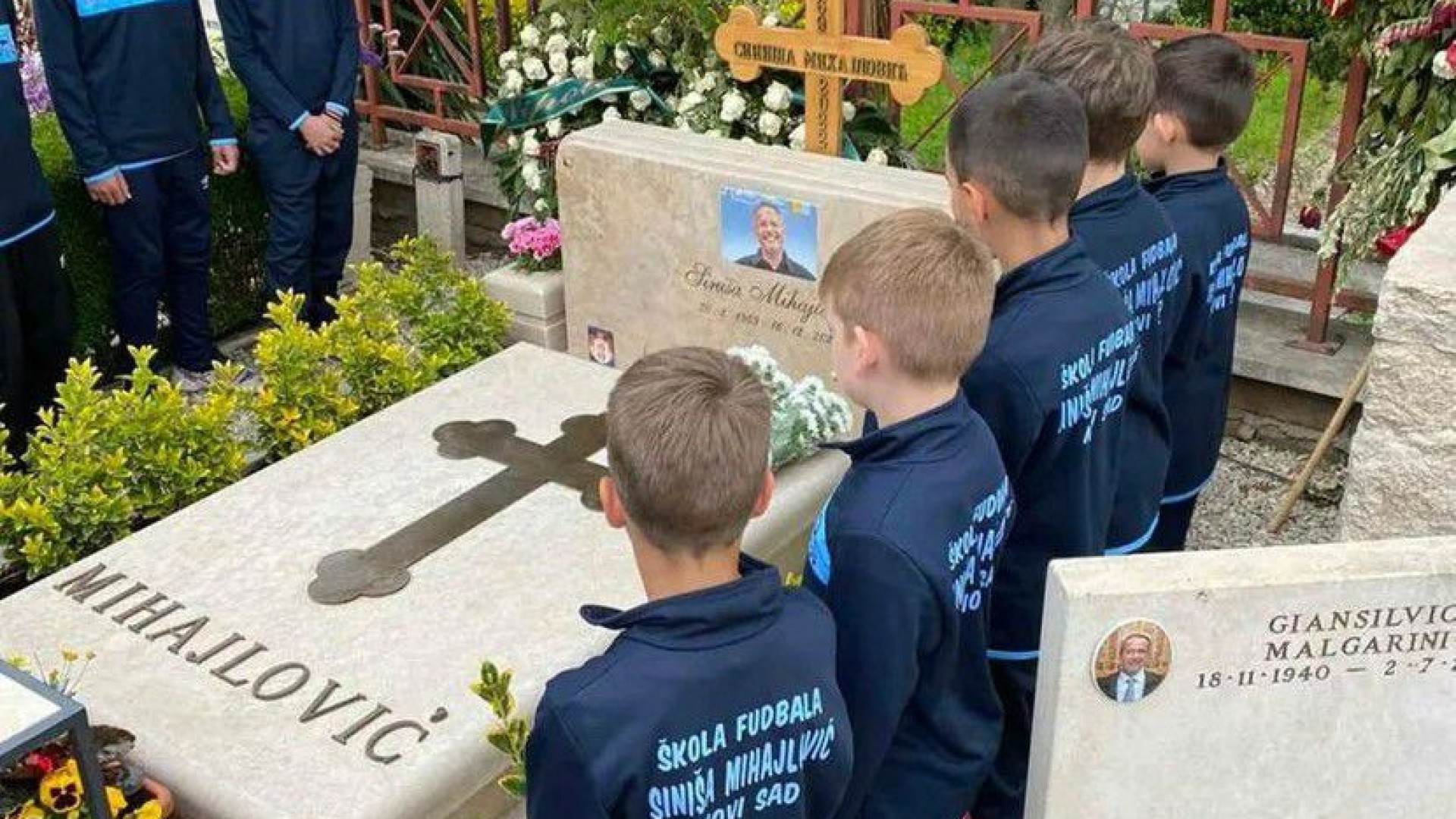  Trenerke s njegovim imenom, a u rukama cveće: Srceparajući gest mališana iz Novog Sada na grobu Siniše Mihajlovića /FOTO/ - http://sportal.rs