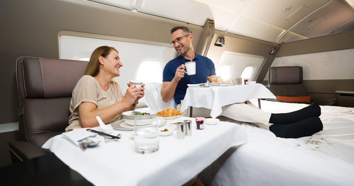Čaša šampanjca u levoj, kavijar u desnoj ruci: Kako izgleda putovanje u luksuznoj prvoj klasi aviona