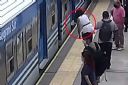 NE ZNAM KAKO SAM OSTALA ŽIVA: Kada vidite snimak žene koja pada pod voz, i vi ćete se zapitati isto VIDEO