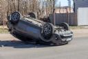 Saobraćajna nezgoda u Smederevskoj Palanci: Preleteo preko pruge, pa završio na krovu