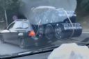 Urnebesan snimak vozača u Zemunu: Ugurao 7 buradi u gepek, lepo ih poređao i vezao, ona viri dok auto piči