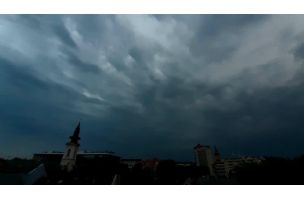 CRNI OBLACI NAD SRBIJOM Munje i gromovi paraju nebo: Neviđena oluja u Subotici, grmi, seva, trepere sijalice, divlja snažno nevreme ŠIROM ZEMLJE  (FOTO, VIDEO)