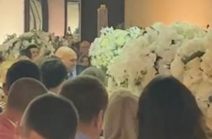 VRISAK U SALI! MIHAJLO I MARINA IZGOVORILI SUDBONOSNO DA: Pogledajte prvi snimak mladenaca sa LUKSUZNOG venčanja! (VIDEO)
