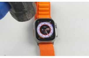 Novi Apple Watch Ultra izdržava ozbiljno maltretiranje, uključujući i udarce čekićem