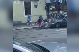 ŠOK VIDEO! DRAMA U CENTRU BEOGRADA: Mladić i devojka davili čoveka na ulici kod Vukovog spomenika!