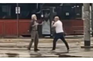 Nestvaran snimak iz Beograda! Žestoka tuča penzionera na Trošarini (VIDEO)