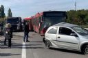 TEŠKA SAOBRAĆAJNA NESREĆA KOD ŽELEZNIKA: Autobus udario u automobil u kvaru, povređeno više osoba! FOTO