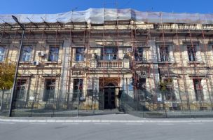Radovi na obnovi krova palate Srpske zadružne banke u Zrenjaninu
