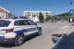 ZALEĆU SE POD AUTOMOBILE, PA TRAŽE PARE OD VOZAČA Neverovatna prevara u centru Kragujevca šokirala građane