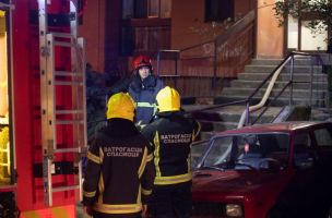 VELIKI POŽAR U RAKOVICI: Vatra izbila na 6. spratu zgrade, povređene prebacuju u bolnice, među njima i devojčica (11)