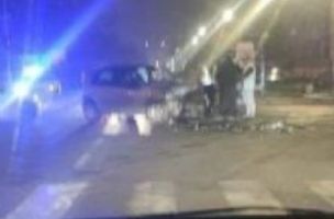 TEŠKA SAOBRAĆAJNA NESREĆA U BATAJNICI: Vozila potpuno smrskana, jedno završilo na trotoaru (FOTO)