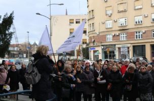 FOTO Prosvetari protestovali u Novom Sadu: "Epidemija nasilja u školama"