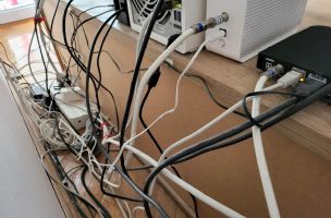6 najboljih rešenja za organizovanje kablova iza TV-a