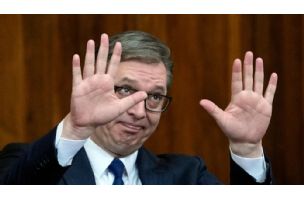 AP: Populistički predsednik Vučić neprijateljski dočekan od desničarske opozicije u parlamentu