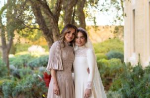 Udala se ćerka kraljice Ranije: U prvom planu mlada i njena bajkovita venčanica modne kuće "Dior"