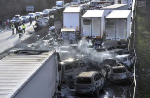 PRVA ŽRTVA JEZIVOG LANČANOG SUDARA U MAĐARSKOJ: Pronađeno telo ispod jednog od izgorelih automobila, u udesu učestvovala 43 vozila (FOTO)
