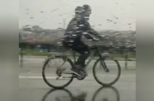Biciklista "vergla" na auto-putu u Beogradu, skreće u brzu traku i tad sledi nezgoda koja mu je sačuvala život