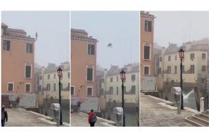 Turista skočio sa krova palate u venecijanski kanal (VIDEO)