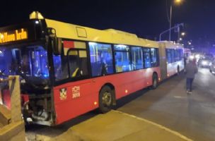 "Da bi spasio putnike, vozač autobusa udario u automobile i zakucao se": Potresni detalji nesreće na Čukarici