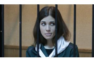 “Strana agentkinja”, feministkinja i pankerka: Ko je Nadežda Tolokonjikova za kojom je Rusija raspisala poternicu?