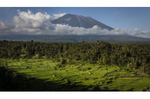Turizam: Rus se slikao nag na svetoj planini u Indoneziji, vlasti ga deportuju