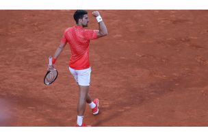  Đoković je najveći, a ovaj snimak to i dokazuje: Pogledajte neverovatan doček za srpskog tenisera u Rimu, "opkolilo" ga stotinu navijača! /VIDEO/ - Sportal