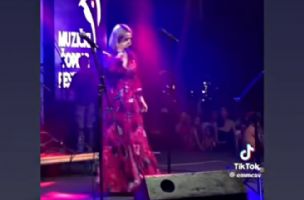 Goca Tržan prekinula nastup u Novom Pazaru: Pojavio se snimak pevačice koja grca u suzama na bini