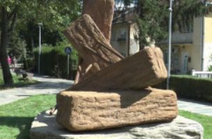 Otkrivena skulptura vajarke Olge Jevrić "Raspon u tenziji" u Čačku