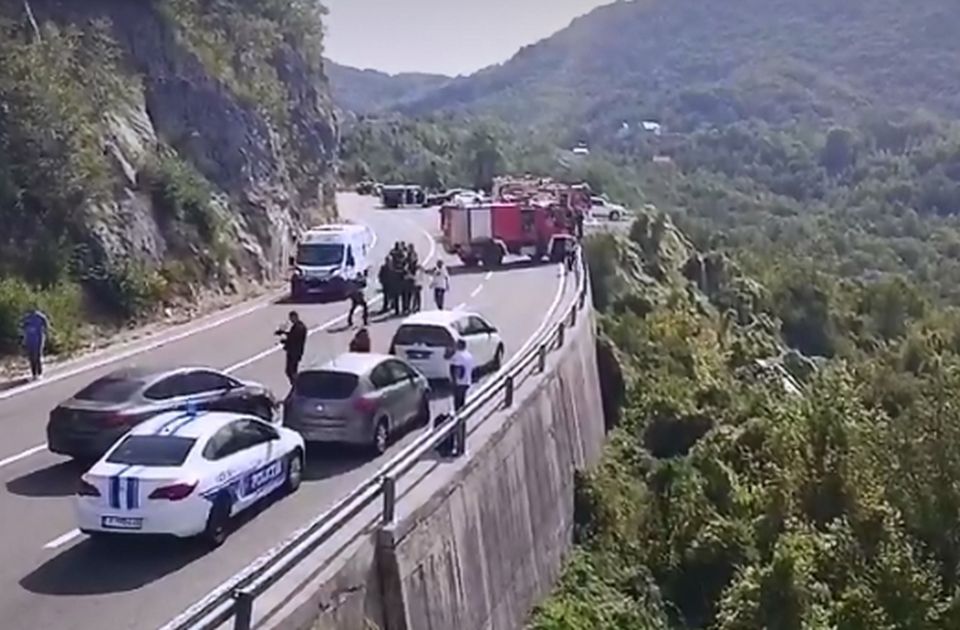 Uhapšen vozač autobusa u Crnoj Gori, osetio bol u glavi pa sleteo u provaliju