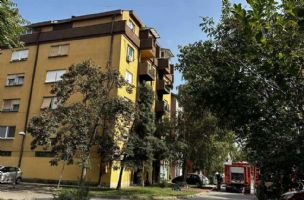 FOTO Požar u Petrovaradinu zbog kuvanja na otvorenom plamenu na terasi: Izgoreo stan 