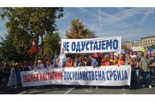 „Da li mislite da uz pileći parizer ide i pileći mozak?“: Prosvetni radnici protestovali ispred Vlade Srbije (VIDEO)