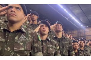 NESTVARNA SCENA: Vojnici NATO pozdravili himnu Rusije (VIDEO)