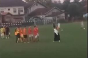 DRAGI, STIŽEM! HIT SCENA U BOSNI: Fudbaleri napali sudiju, a onda u teren utrčala njegova devojka da ga brani! VIDEO