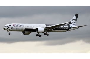 LATAM "Star Wars" Boeing 777 ispuštao gorivo u toku leta: Putnici zabeležili neobičan prizor