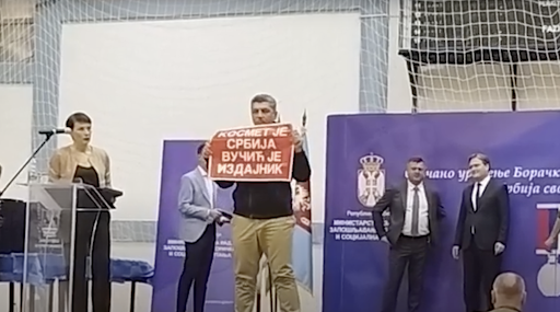 Pozvan u policiju jer je raširio transparent protiv Vučića