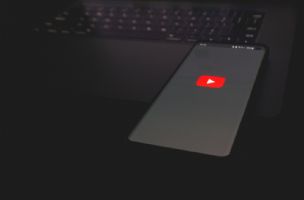 YouTube lansirao probnu verziju četbota zasnovanog na veštačkoj inteligenciji koji odgovara na pitanja o videima