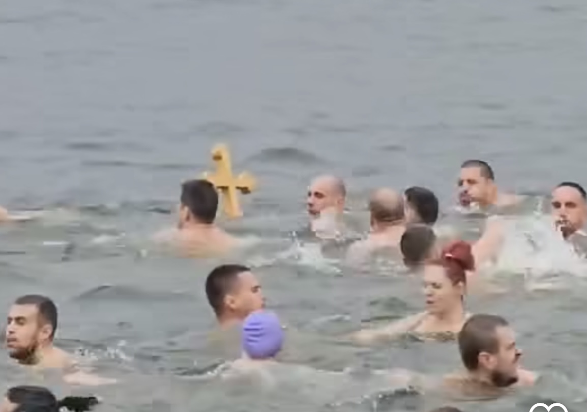 Pobednik plivanja za Časni krst u Kragujevcu dvadesetjednogodišnji Lazar Maksimović - Ucentar Portal