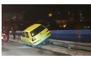 STAKLO SVUDA PO PUTU, AUTO ZAVRŠIO NA BANKINI: Saobraćajna nesreća na Plavom mostu, zbog sudara dva automobila otežan saobraćaj  (FOTO)