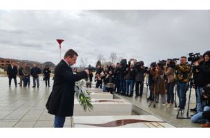 Advokat iz Srbije polaže cveće na grob Bljerine Jašari u Prekazu