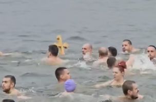 Pobednik plivanja za Časni krst u Kragujevcu dvadesetjednogodišnji Lazar Maksimović - Ucentar Portal