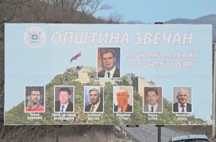 VIDEO: Uklonjen bilbord sa počasnim građanima Zvečana, na njemu bili Đoković, Vučić, Putin...